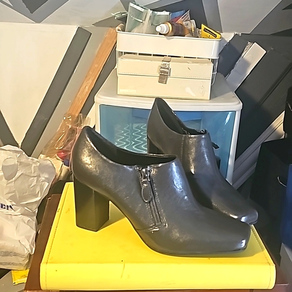 New Franco Sarto Designer Ankle Boots, Sz 8.5, Gray, 3" Think Heel, Side Zipper. - Picture 2 of 9